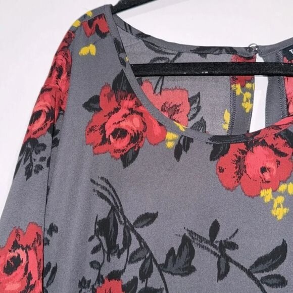 Torrid Womens Plus Size 4 Gray Floral Print Dress With Red Roses & Short Sleeves - Picture 5 of 7